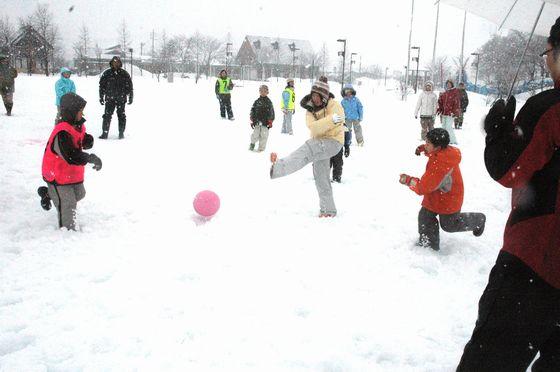雪上サッカーの様子の写真3