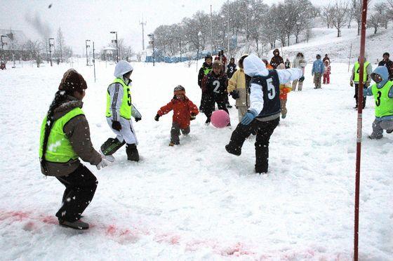 雪上サッカーの様子の写真4
