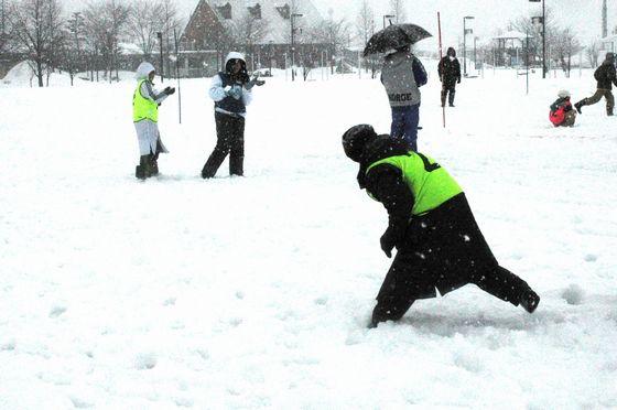 雪玉をぶつける子どもの写真