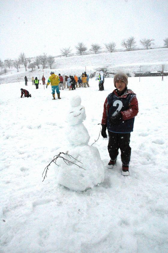 雪だるまと子どもの写真