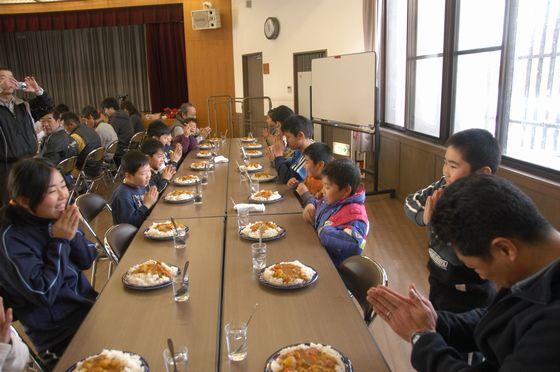 みんなでカレーを食べている様子の写真