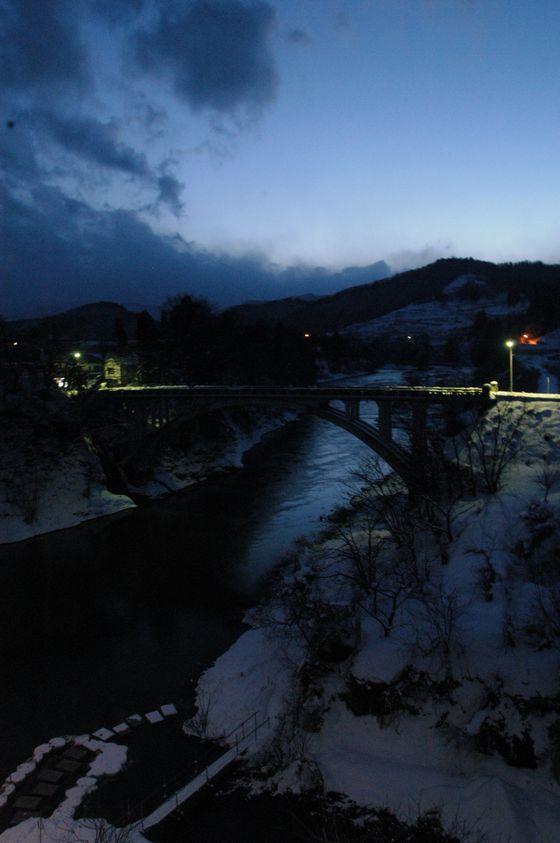明鏡橋から旧明鏡橋を撮影した写真