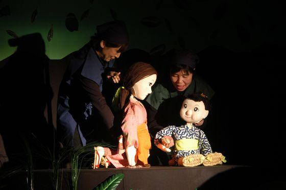 人の姿になった「お島」とその子ども「證太」の写真