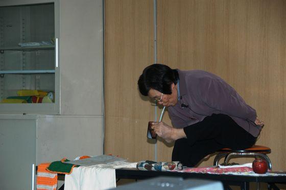 水を飲む姿を披露している写真