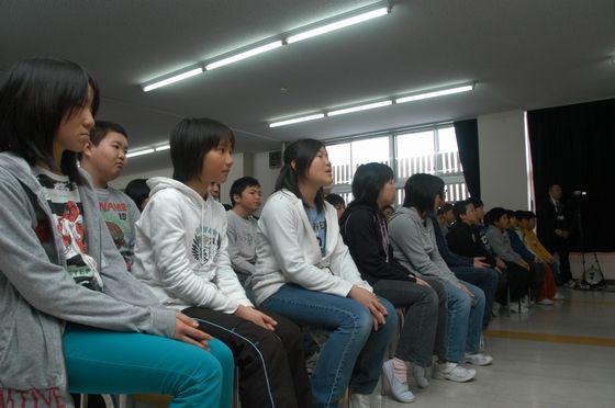 児童・保護者らが目を奪われている様子の写真