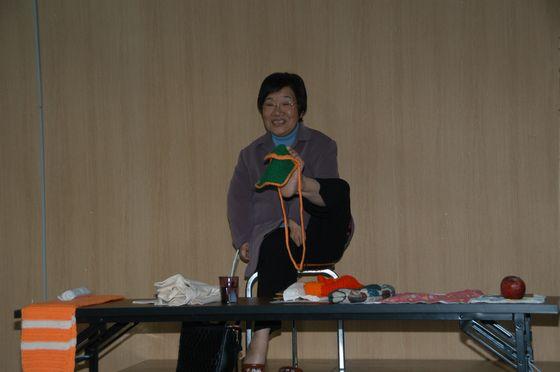 孫のために編んだポシェットとマフラーの写真