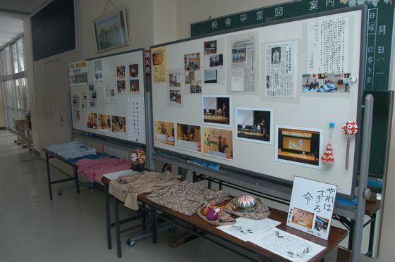 昇降口付近の関連の展示コーナーの写真