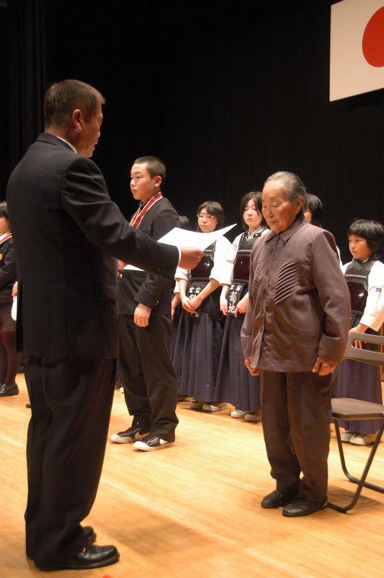 第21回朝日町生涯学習推進大会で表彰される長年町ゲートボール協会の振興発展に尽力された白川さんの写真