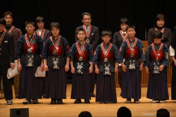 剣道着を着た少年たちの写真