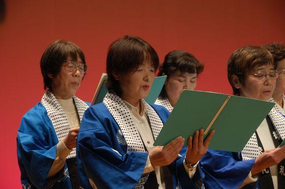 第21回朝日町生涯学習推進大会の学習活動の発表で歌を歌っている女性の写真