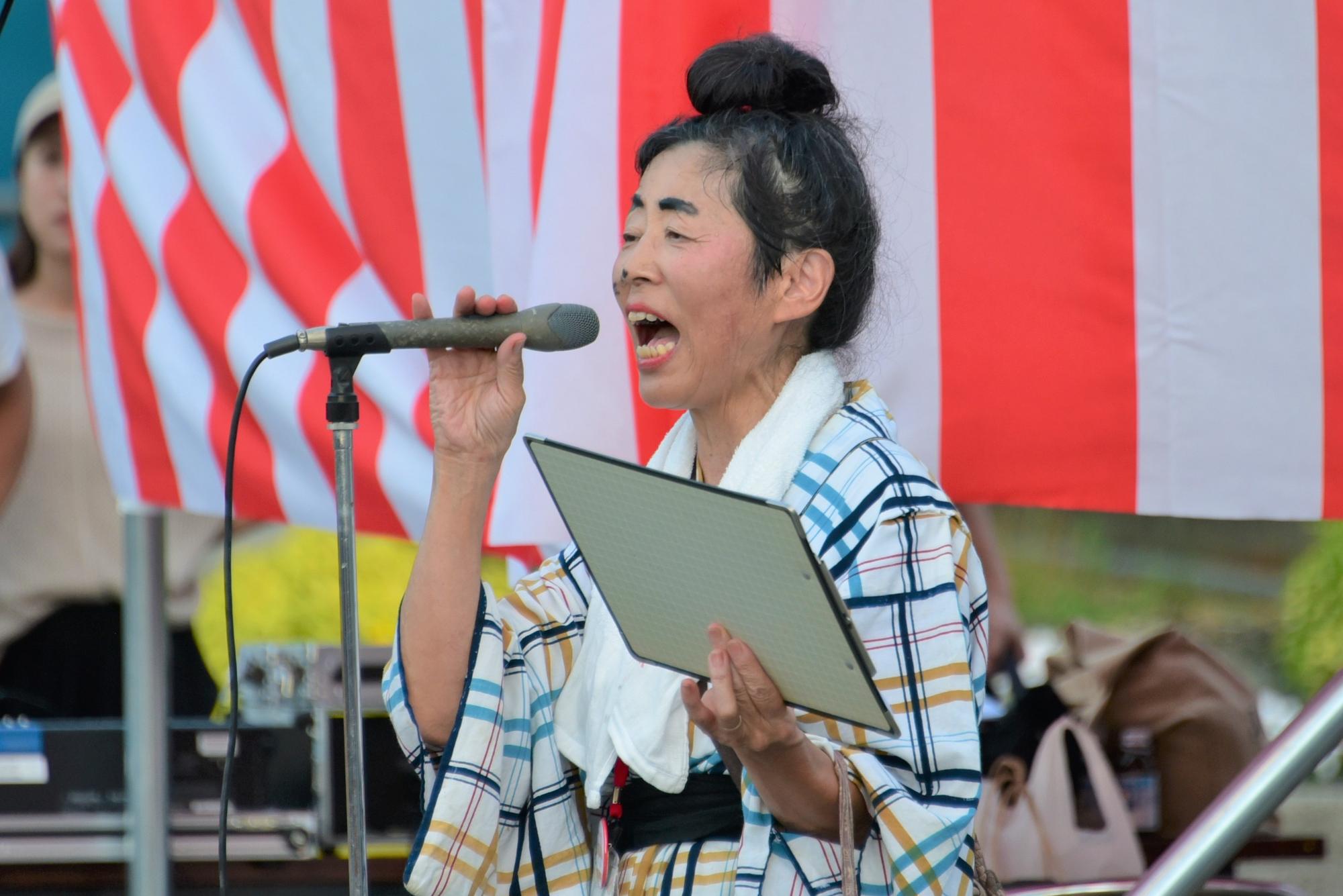 司会者も仮装