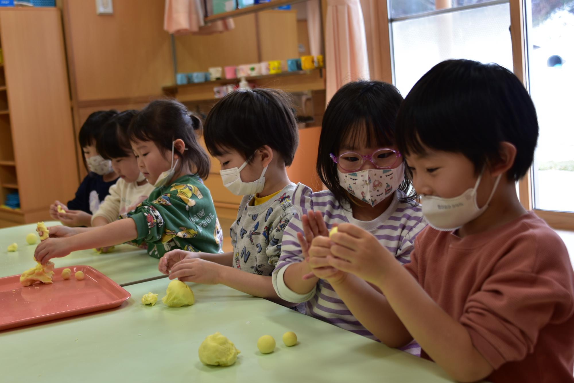 団子を丸める園児3