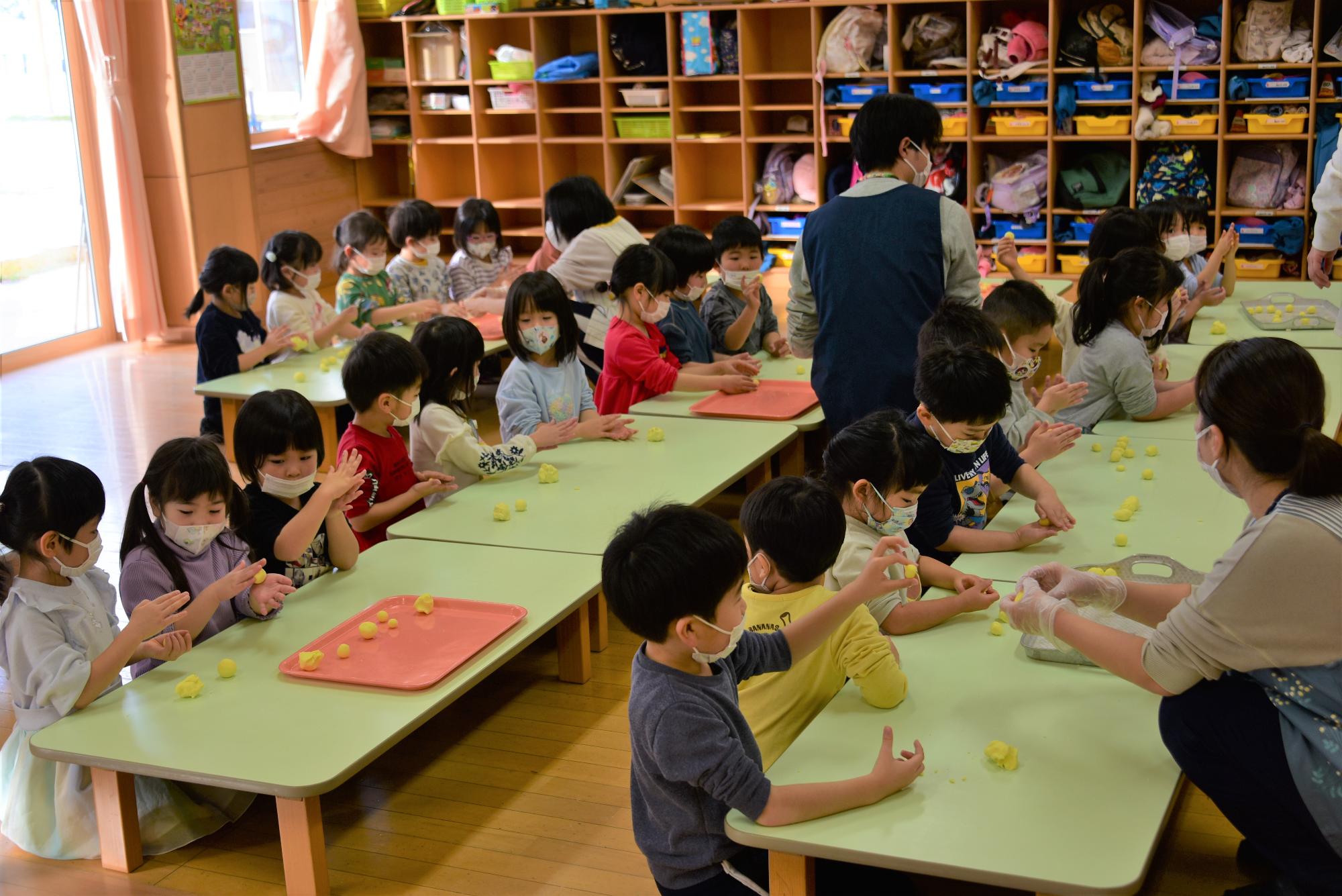 みんなで仲良く次々と団子を丸めていました