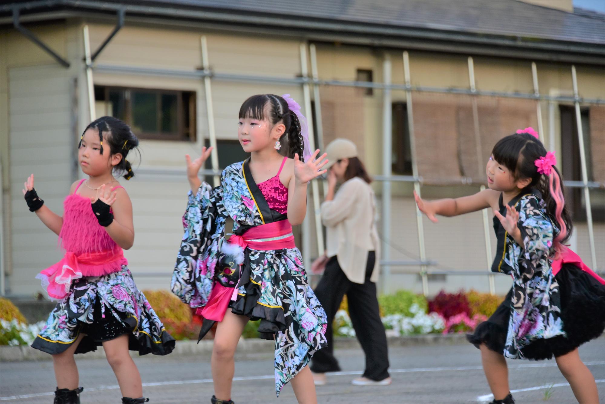 可愛らしいダンスも披露