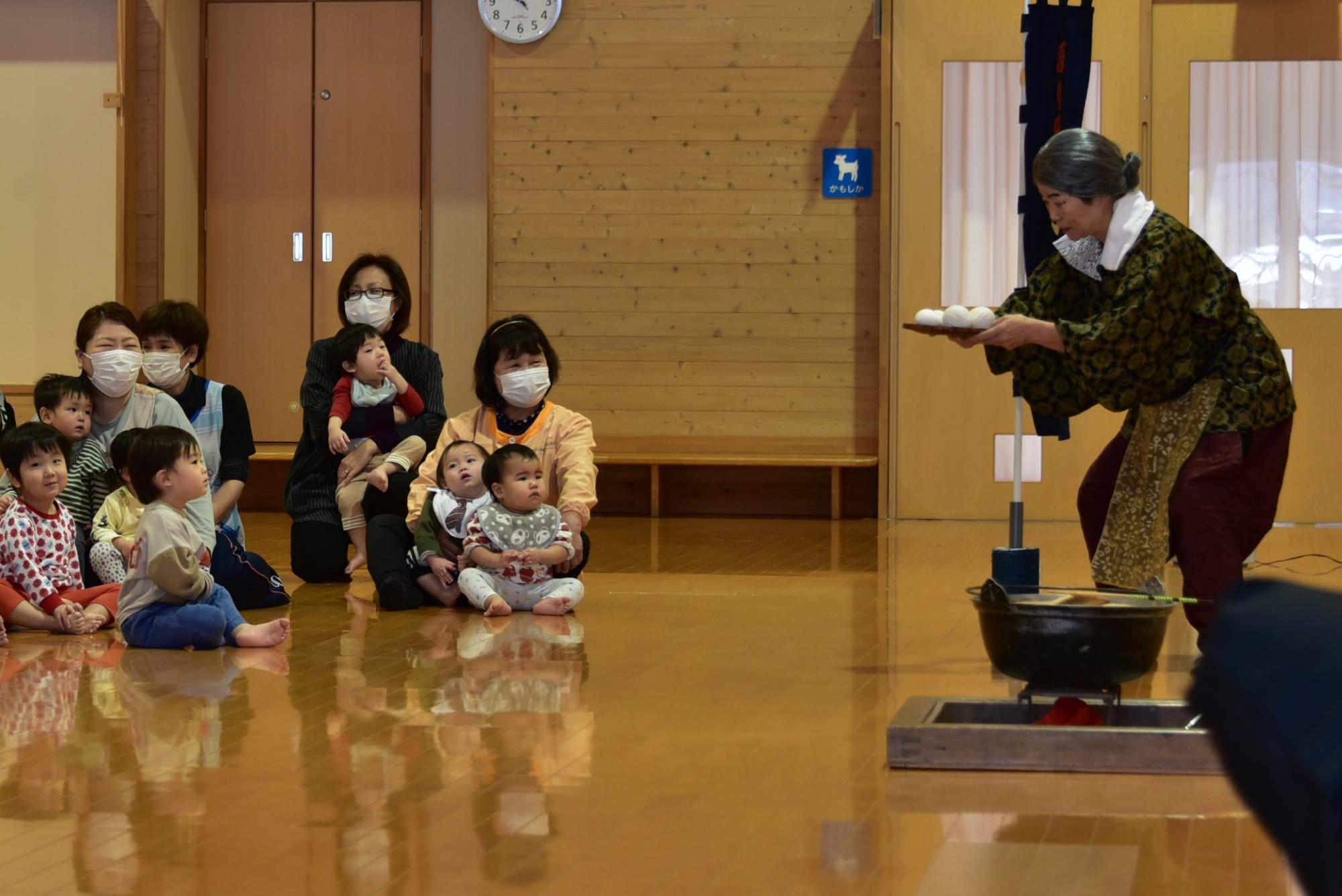語りの会つむぎによる「だんごころころ」が披露されました