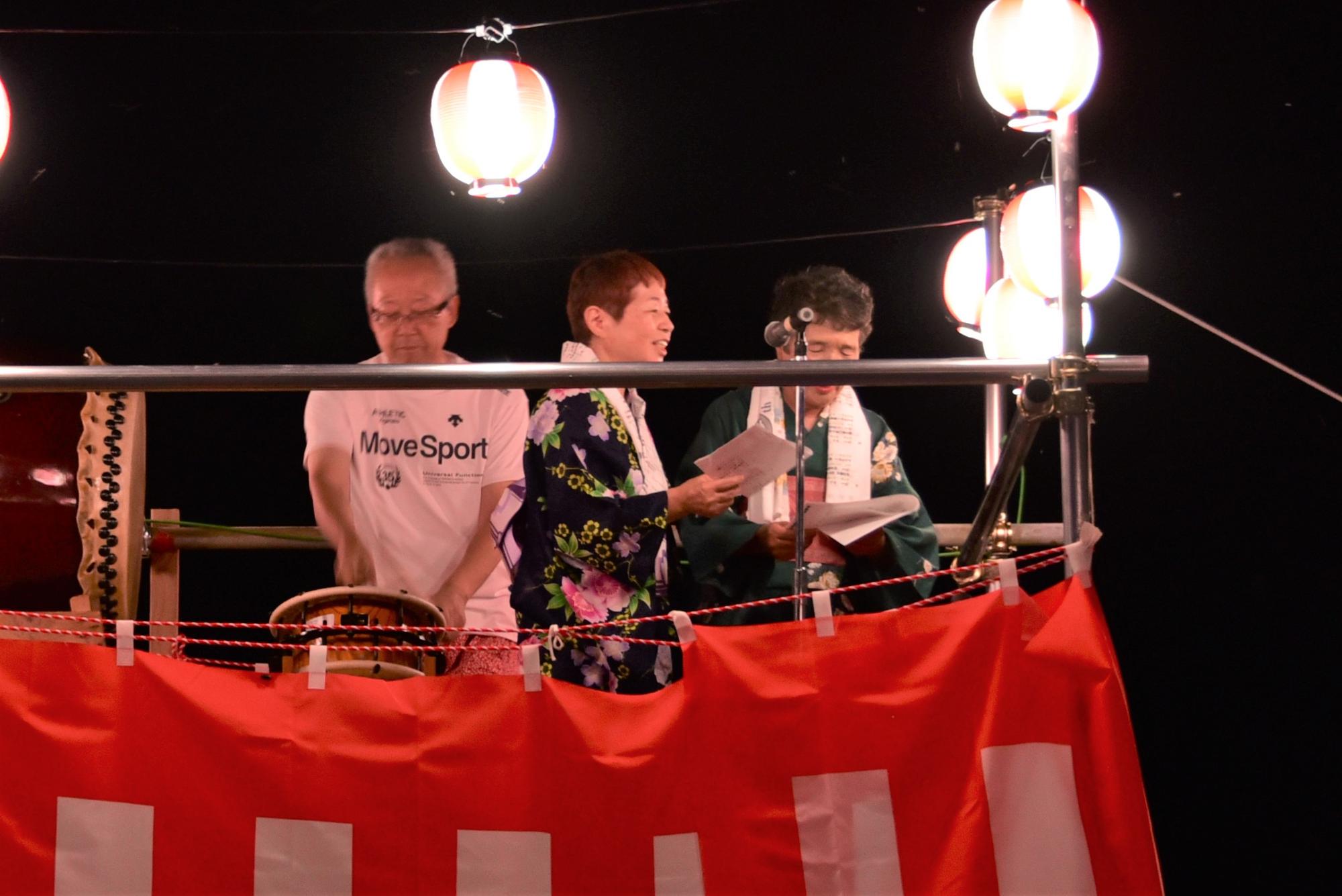 盆踊りは生の歌声とともに実施