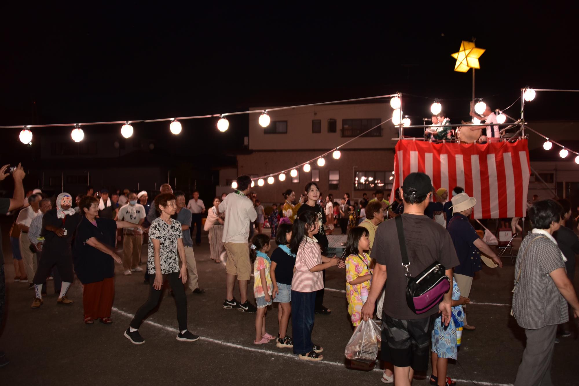 盆踊りの全体の様子