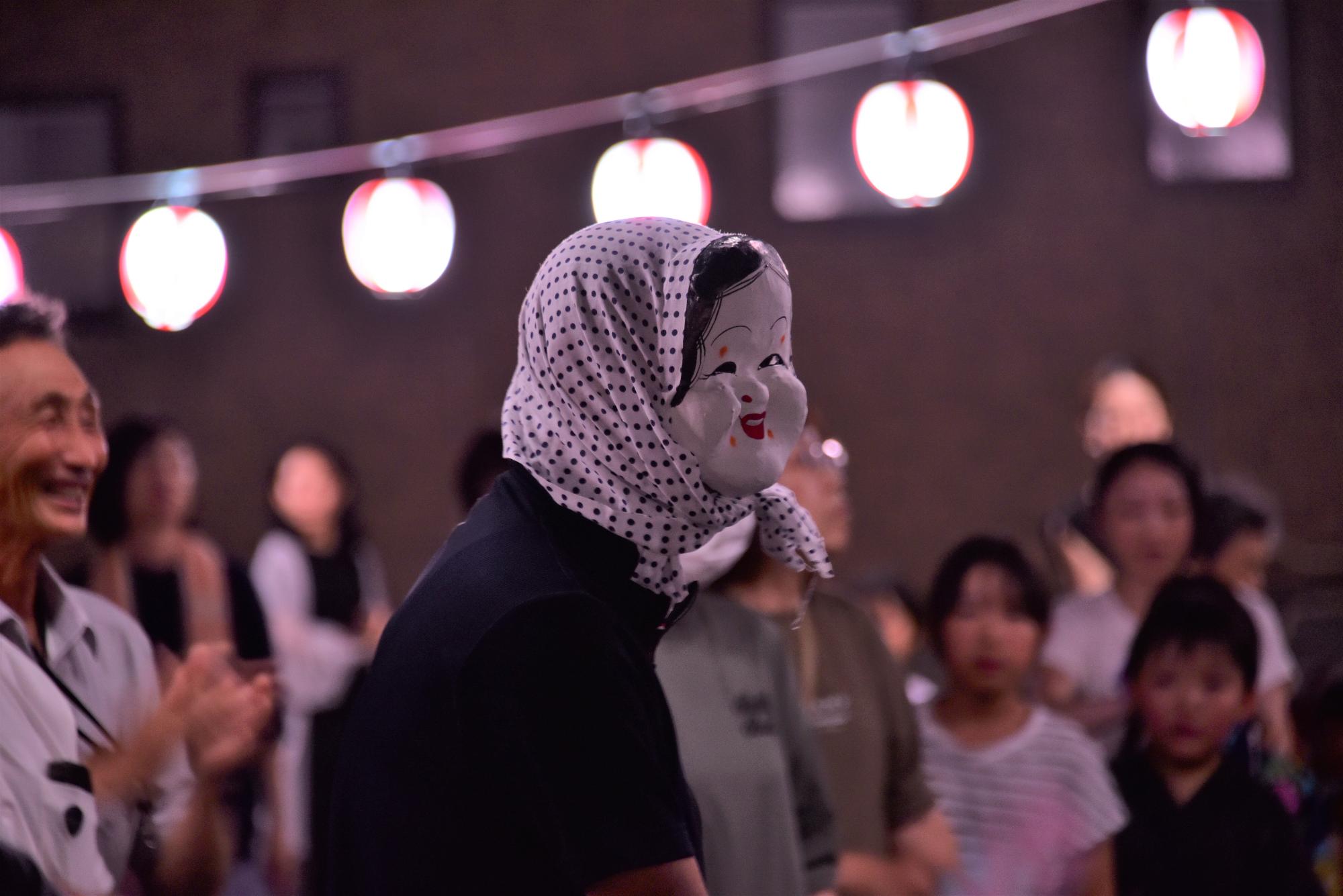 おかめのお面で盆踊り