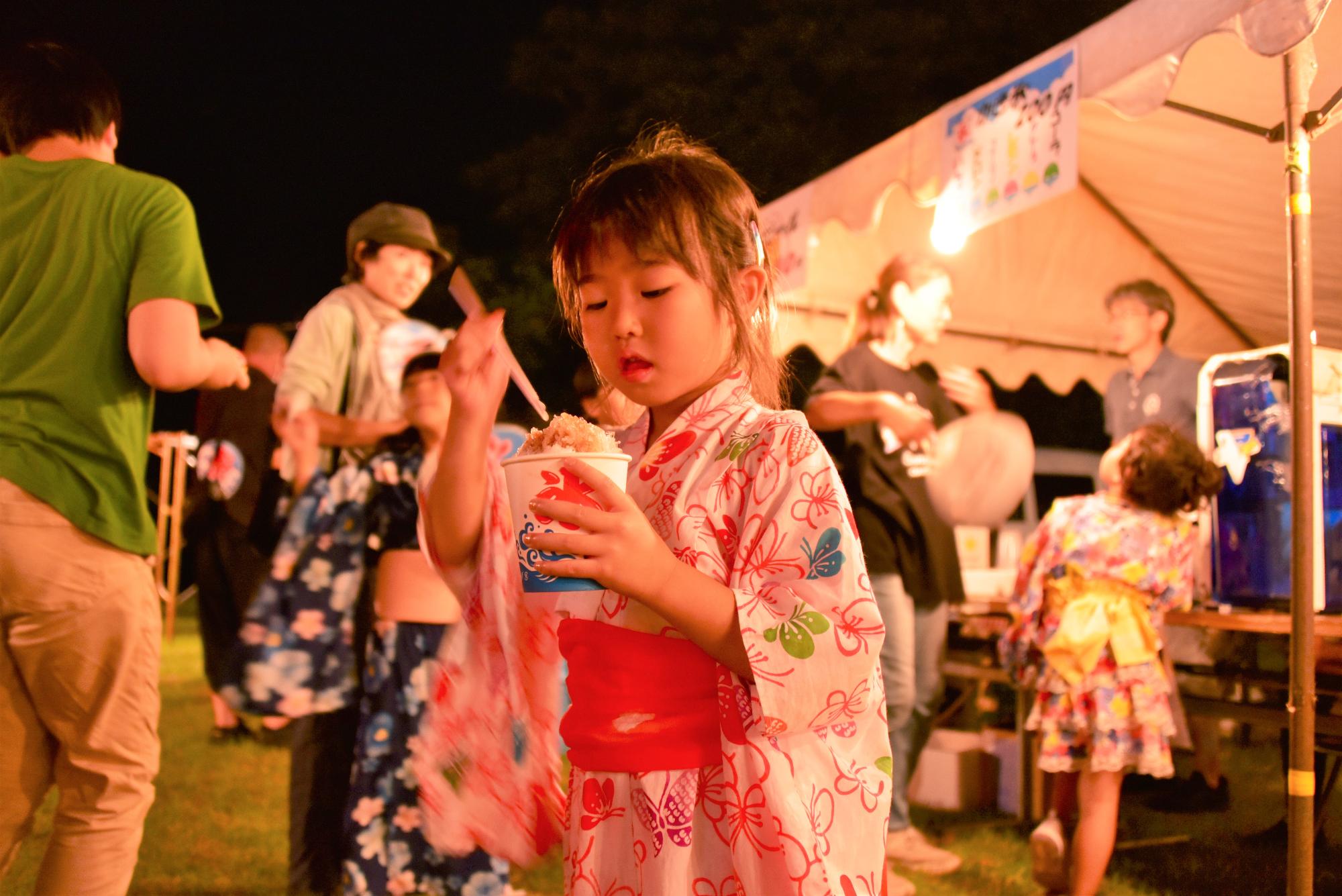 夢中でかき氷を食べる子ども