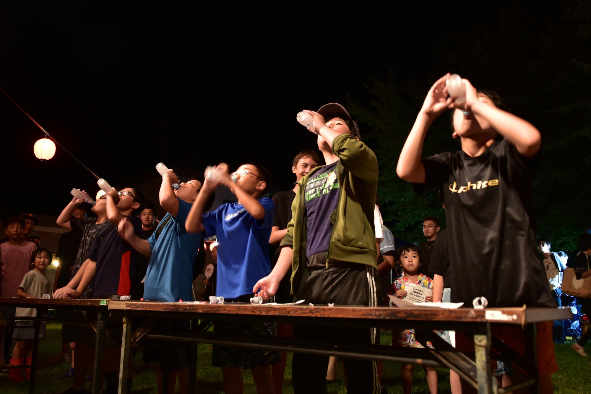 ラムネ早飲み競争