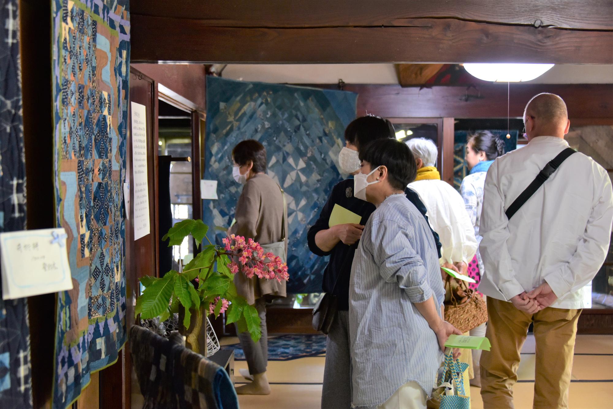 今井邸の屋内では古布キルトが展示