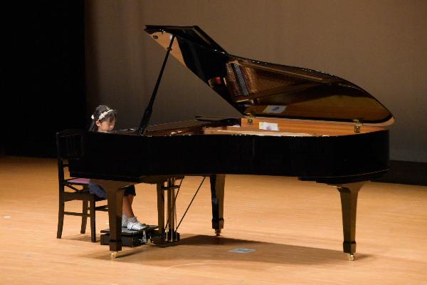 町内音楽教室の生徒たちによるピアノ演奏の写真