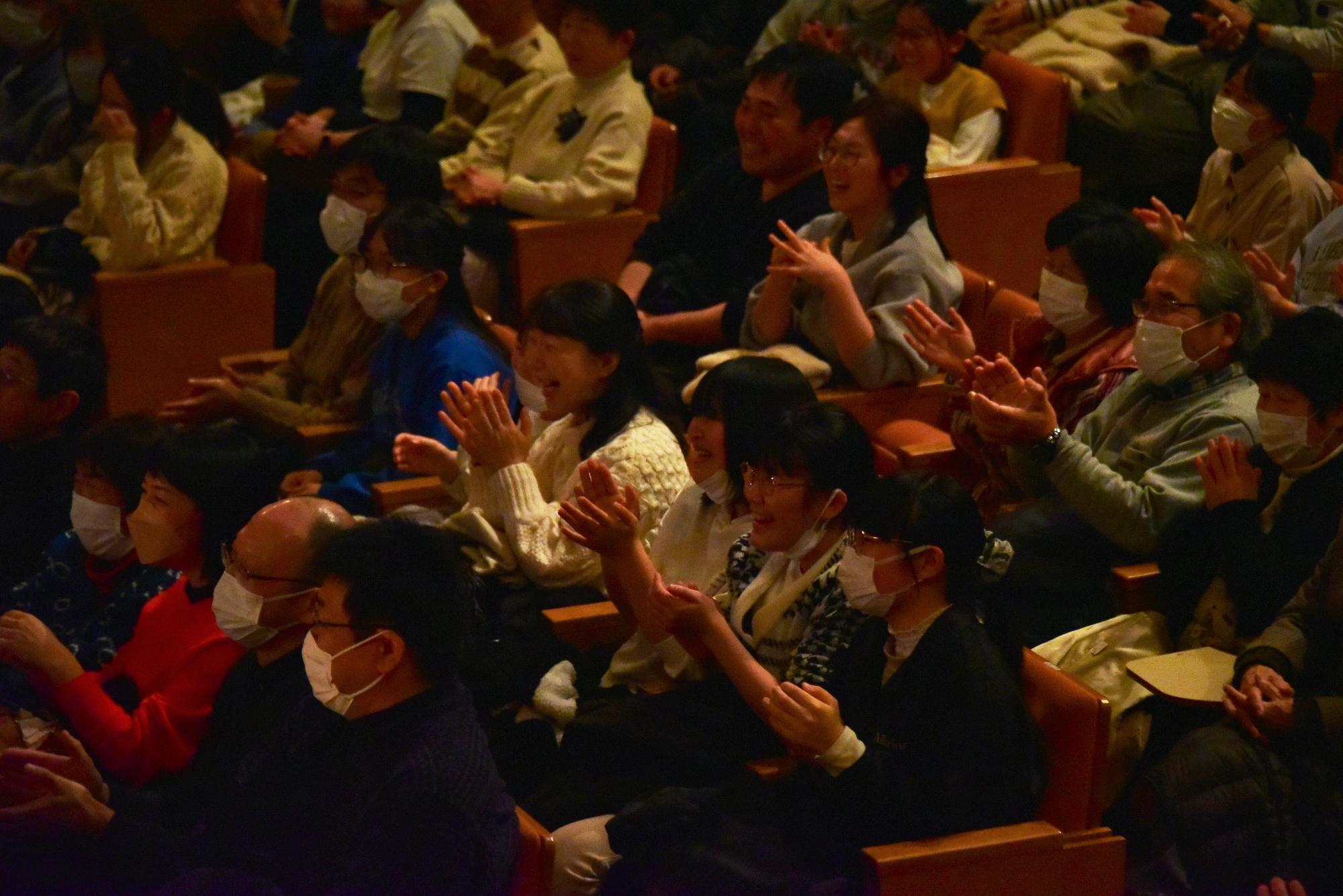 大笑いする会場の皆さん