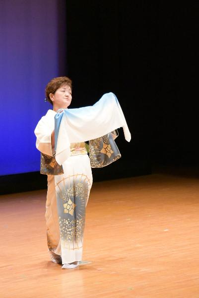 ほほえみ民舞会による踊りの写真