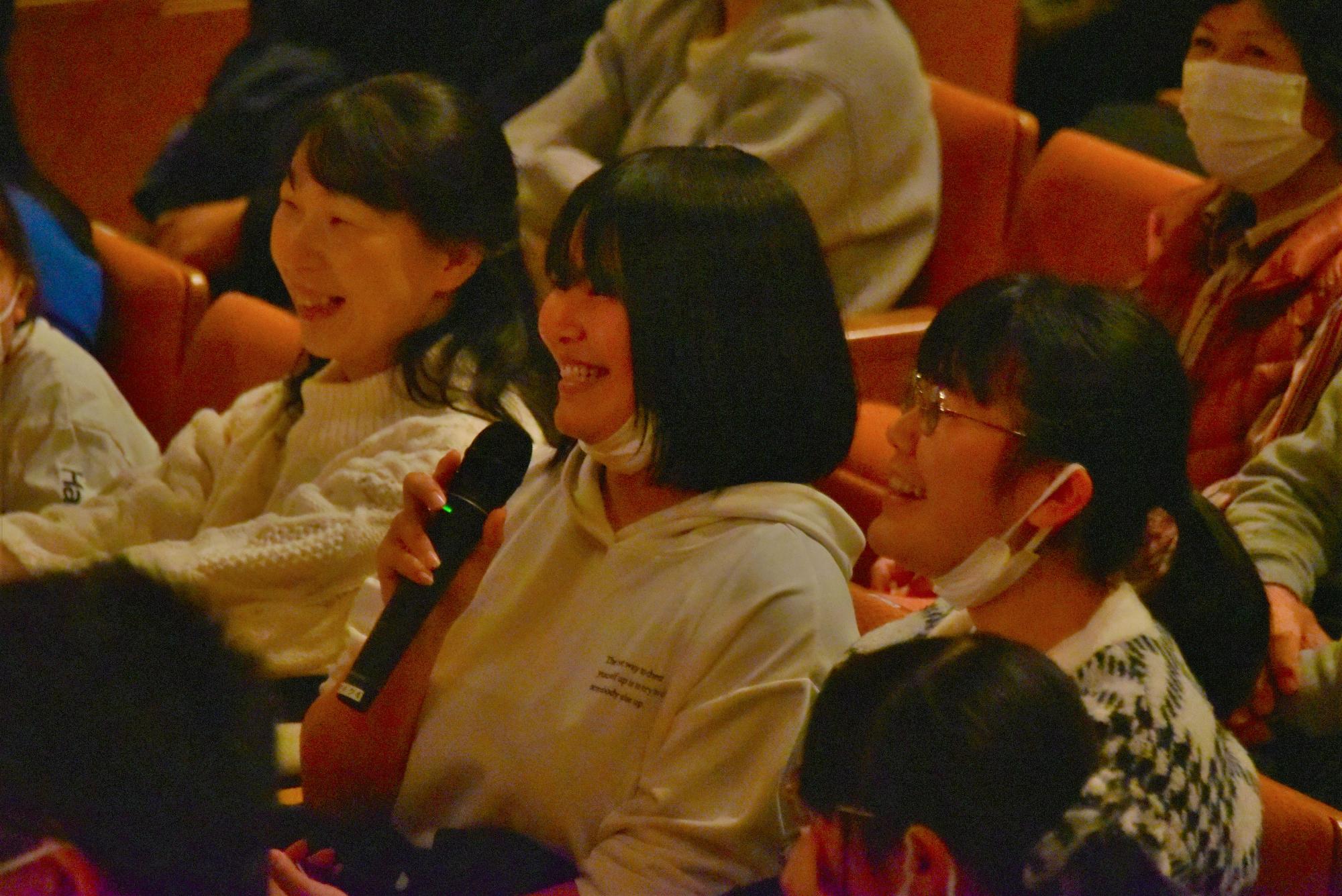 質問する中学生