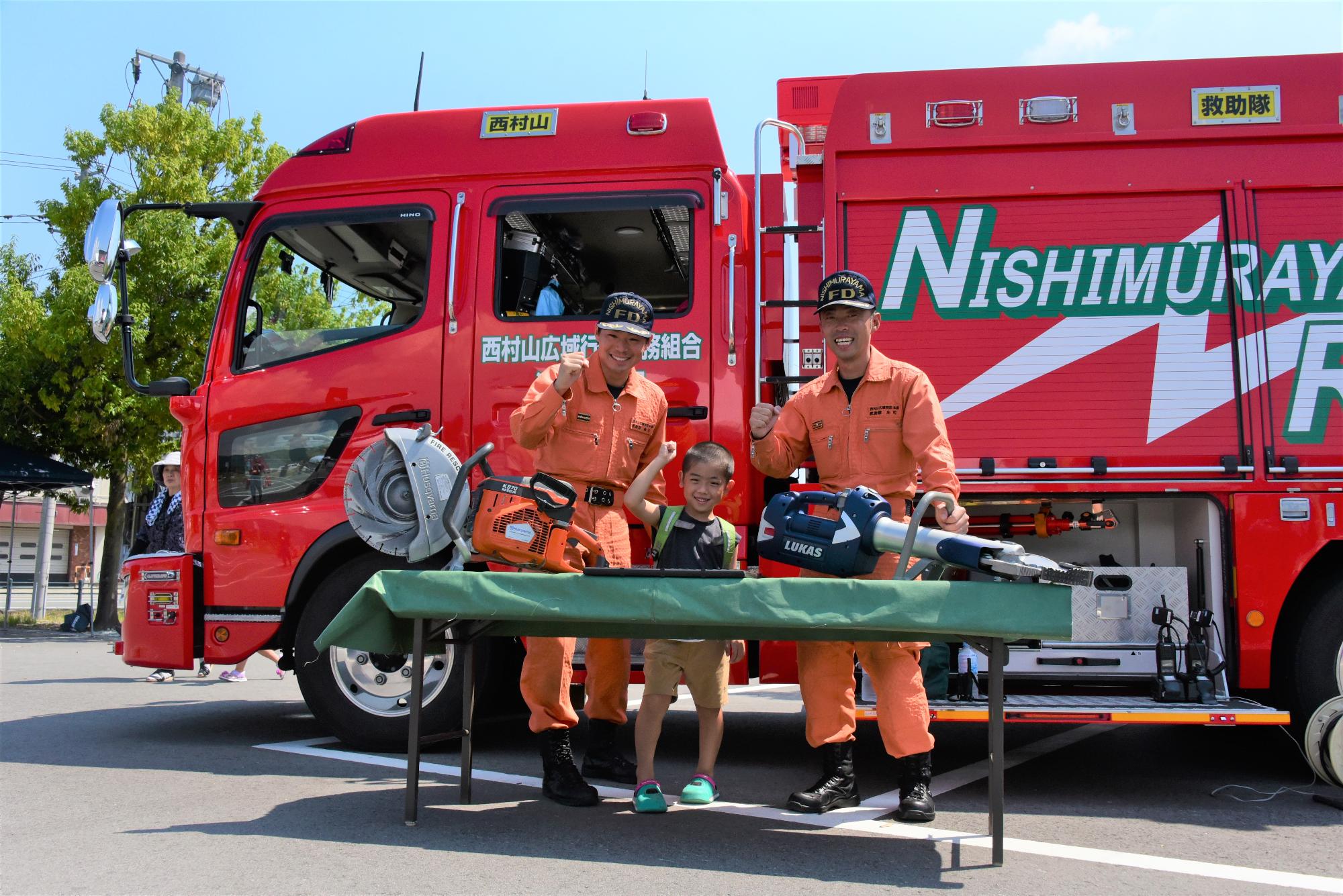 防災フェス10(消防車前記念撮影)