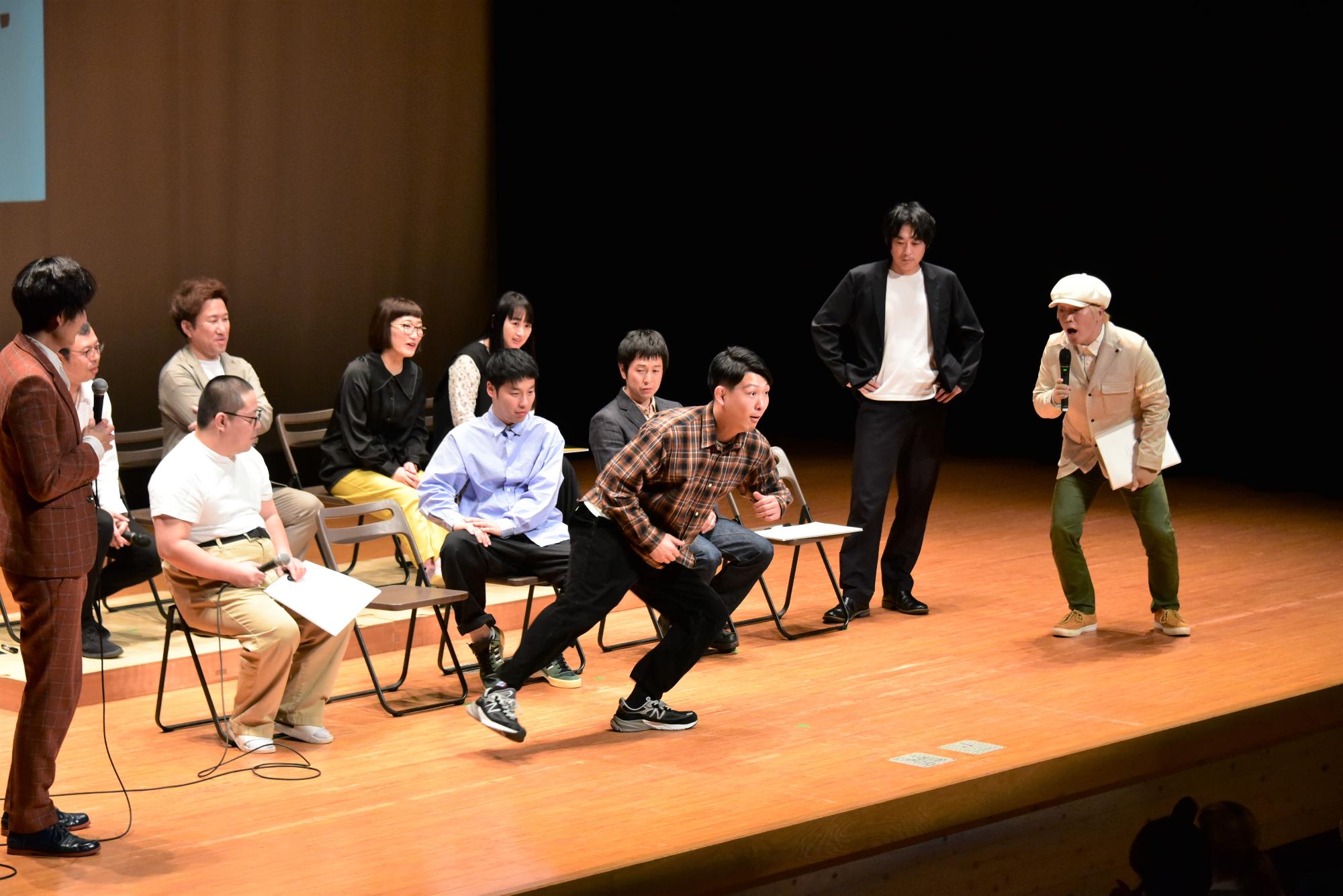 反復横跳びを披露する青山フォール勝ちさん