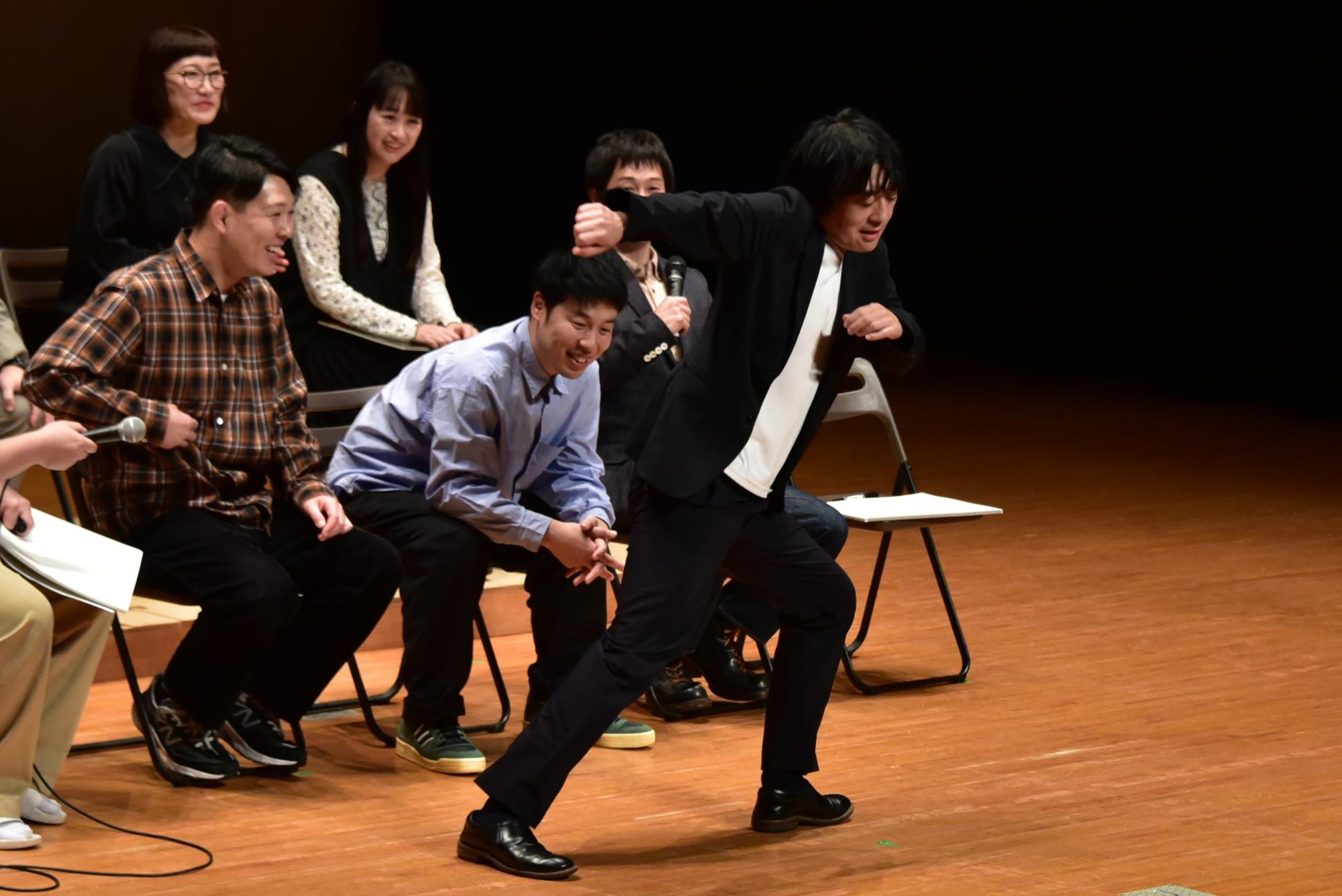 続けて披露するフルーツポンチ村上さん