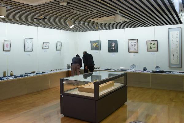 ギャラリーでの「あさひ十人展」の様子の写真