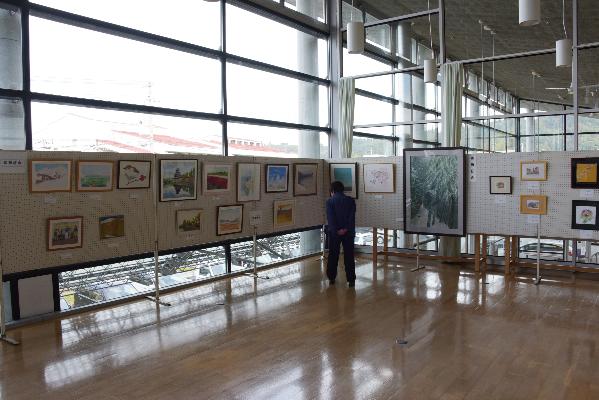 竹の子会・絵画愛好会の絵画の様子の写真
