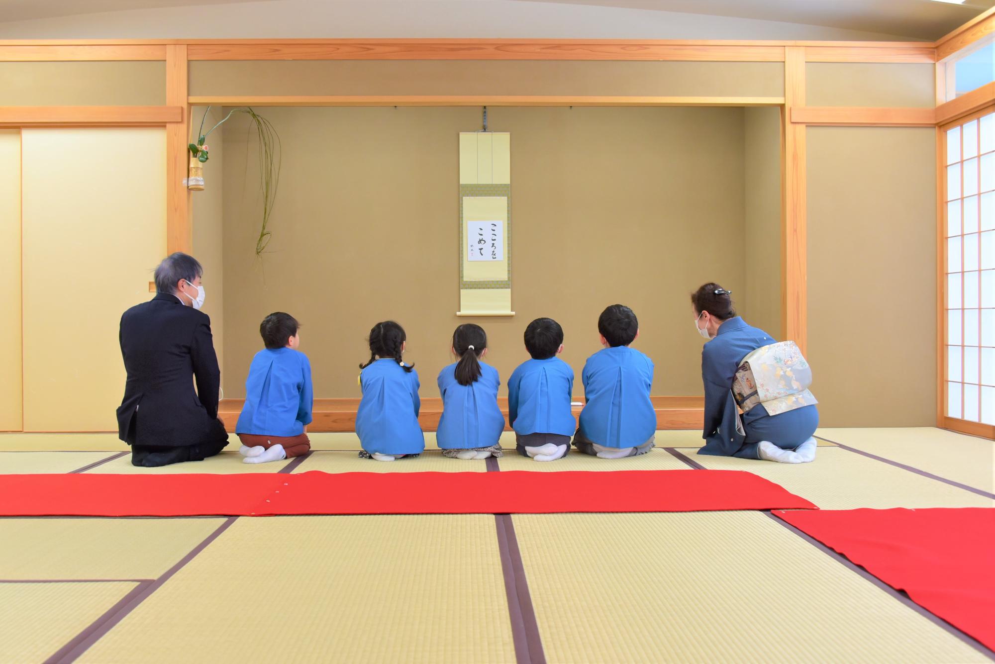 和室で書を学ぶ園児たち