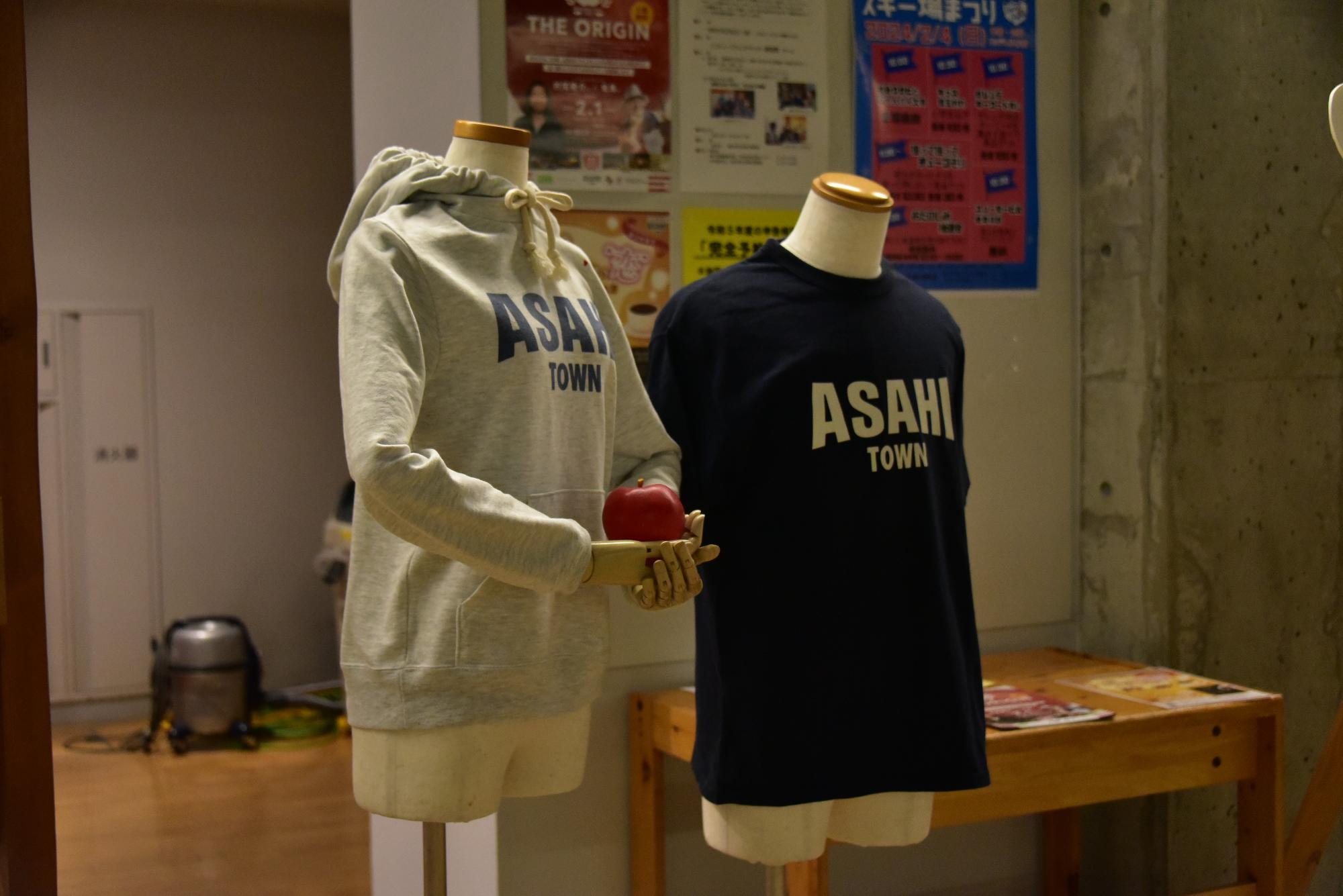 ホール前にはブランド大学開校時、着用されていたTシャツとパーカー