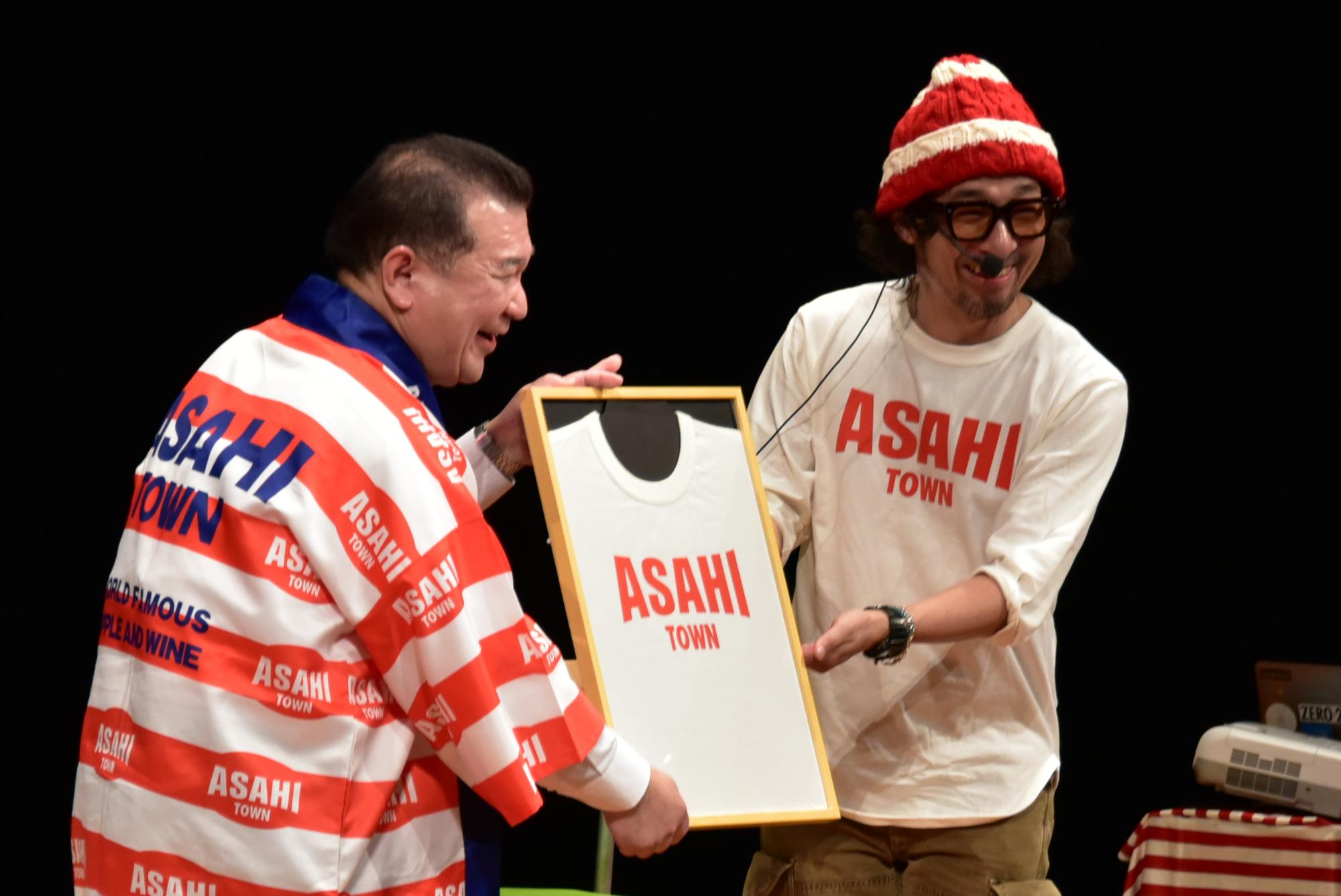 村尾さんから町長へ、Tシャツのプレゼントも