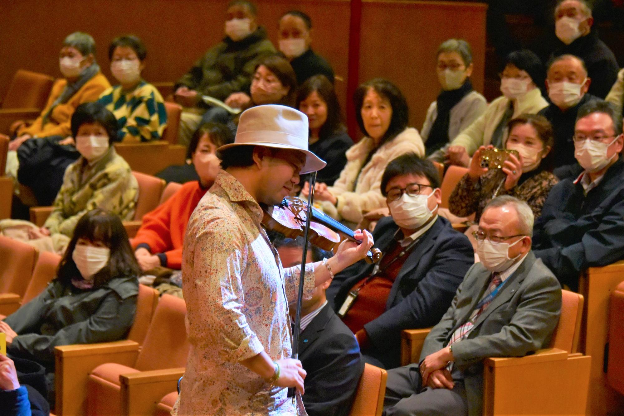 客席に降りて演奏する竜馬さん