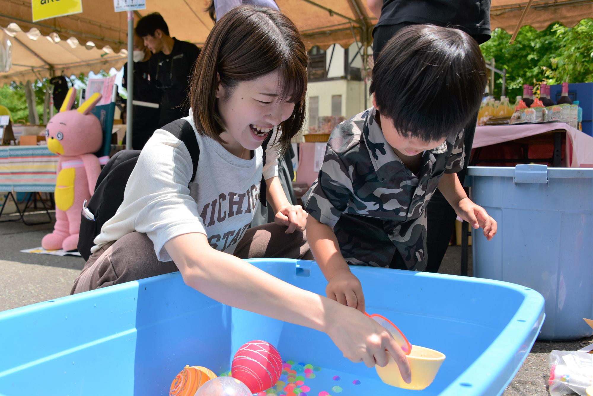 スーパーボール、うまくすくえるかな