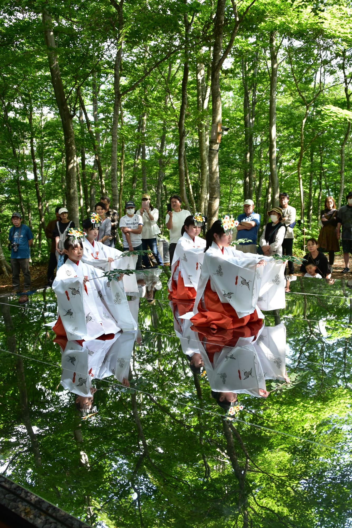 4年生と6年生の巫女の舞