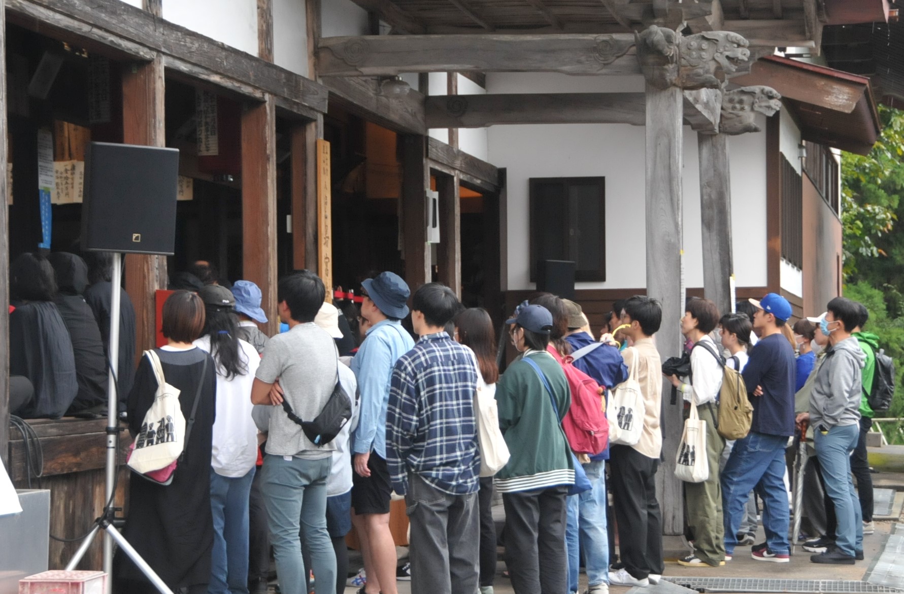 4年ぶりの寺フェス14(本堂の外にも人が)