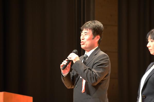 先生からも新成人に激励の言葉を送っている写真