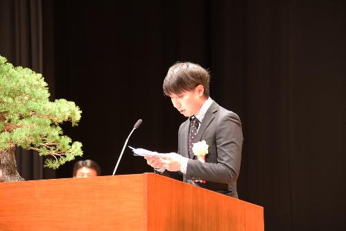 古川哲兵さん(立木)が謝辞を述べている写真
