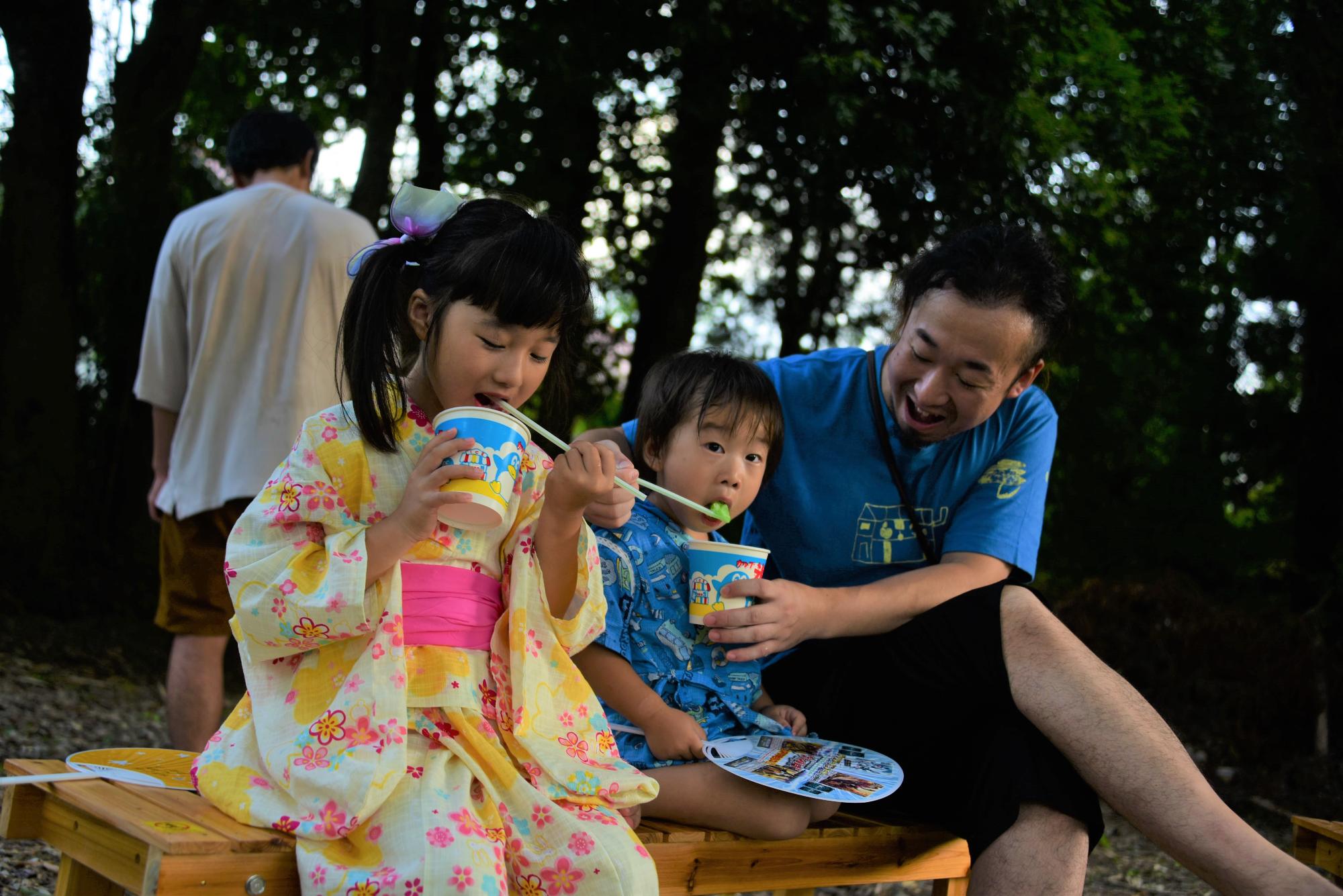 すんたく市夏まつり(かき氷を頬張る親子)