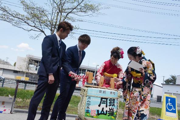 鏡割りをしている写真