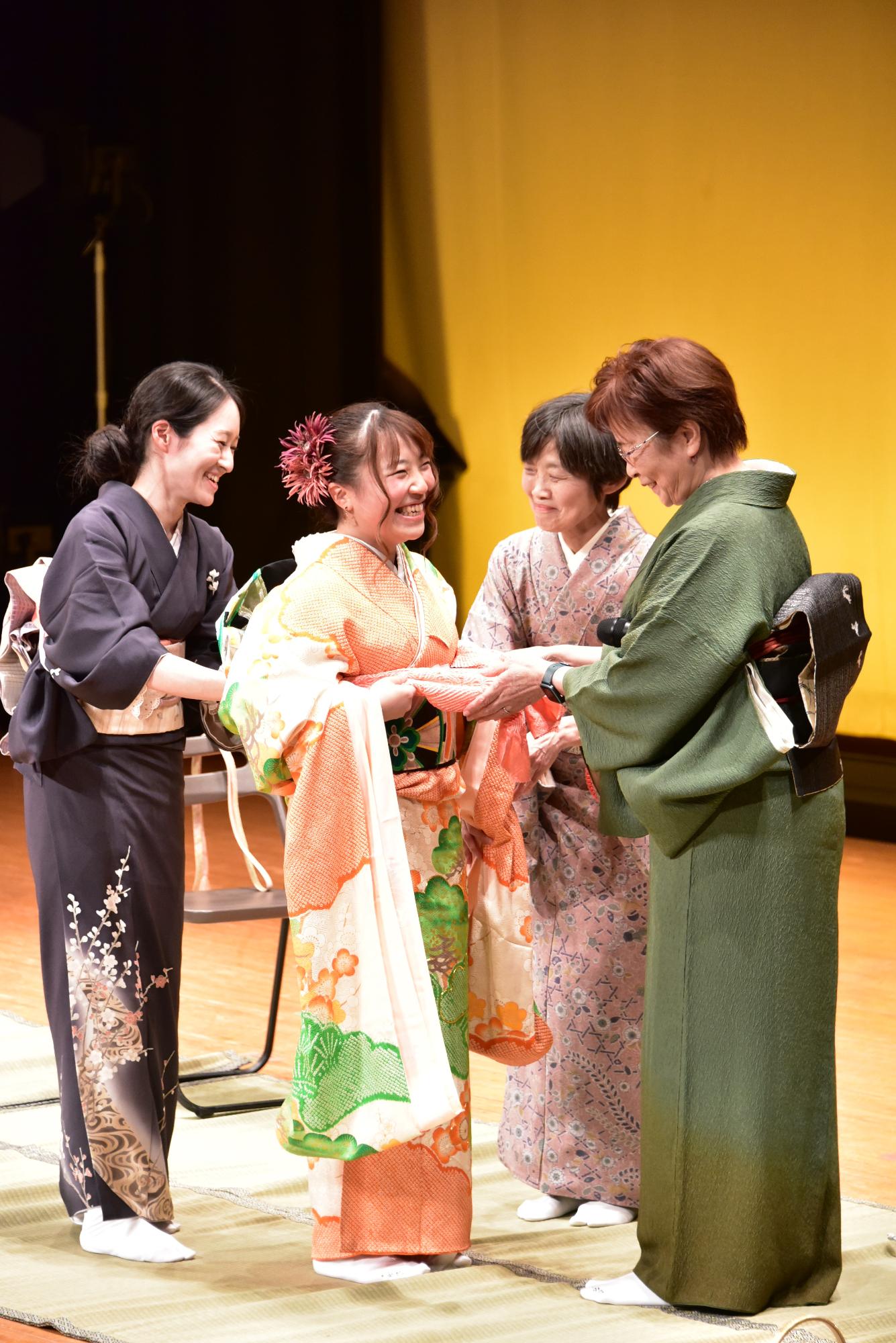 着付け教室によるステージ発表