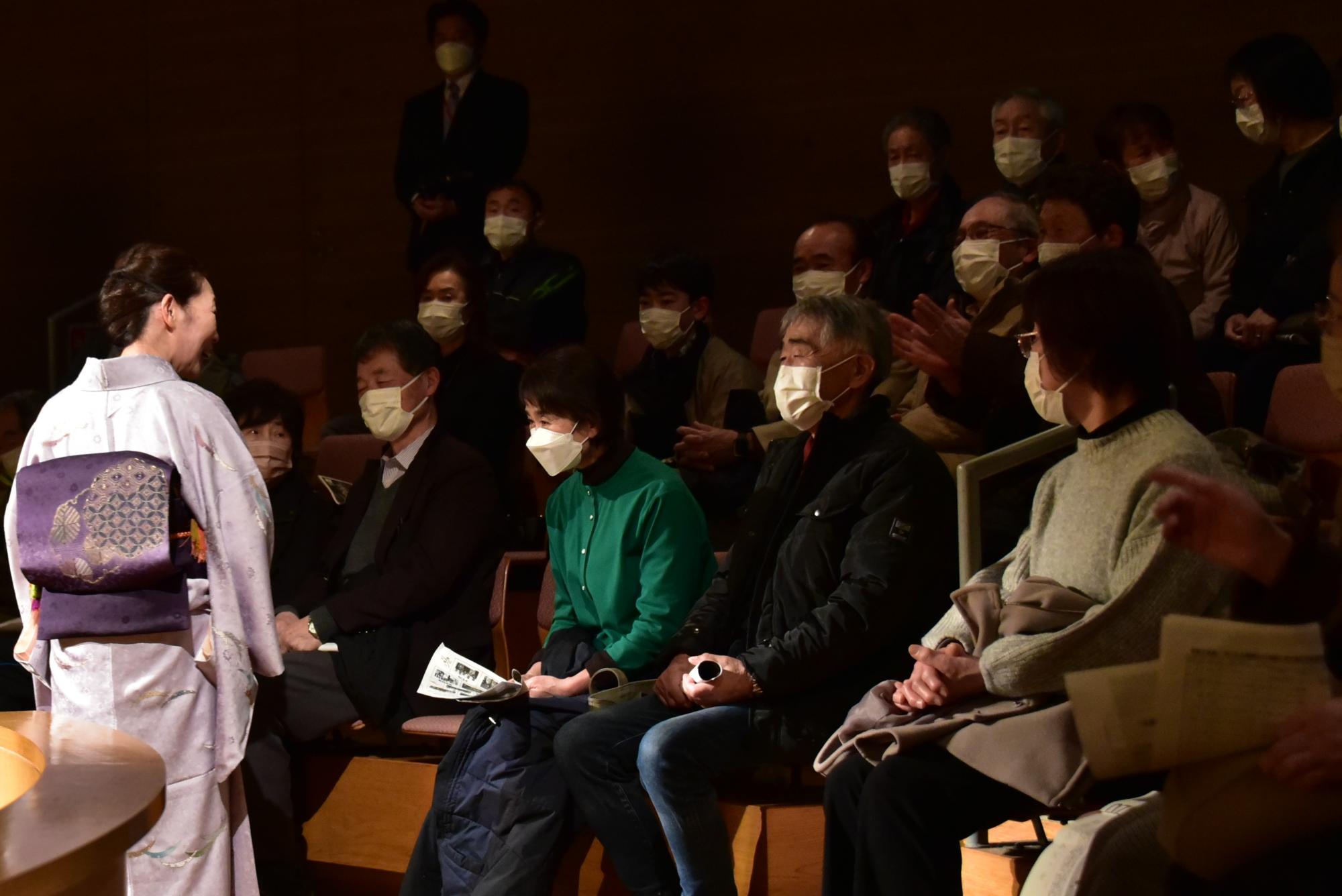 締めた帯を紹介するためホール内を歩く会員