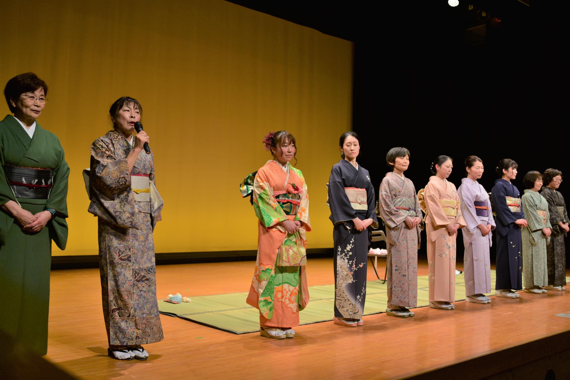 会員の皆さんによる晴れやかな着物姿