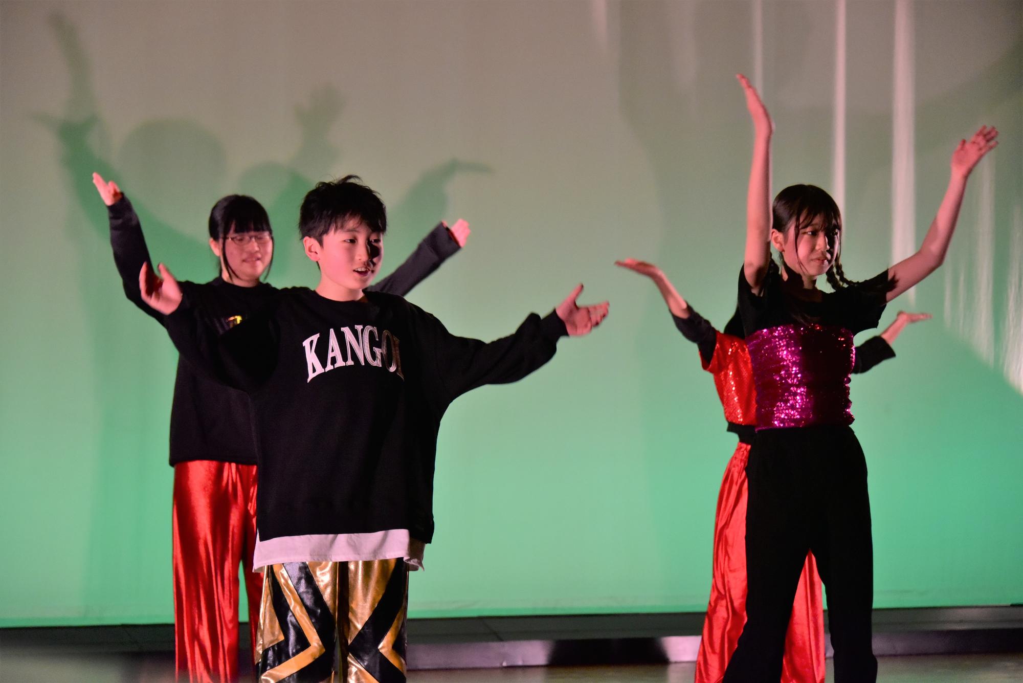 ステージ発表の最後はふれあいスポーツクラブ「キッズダンス教室」