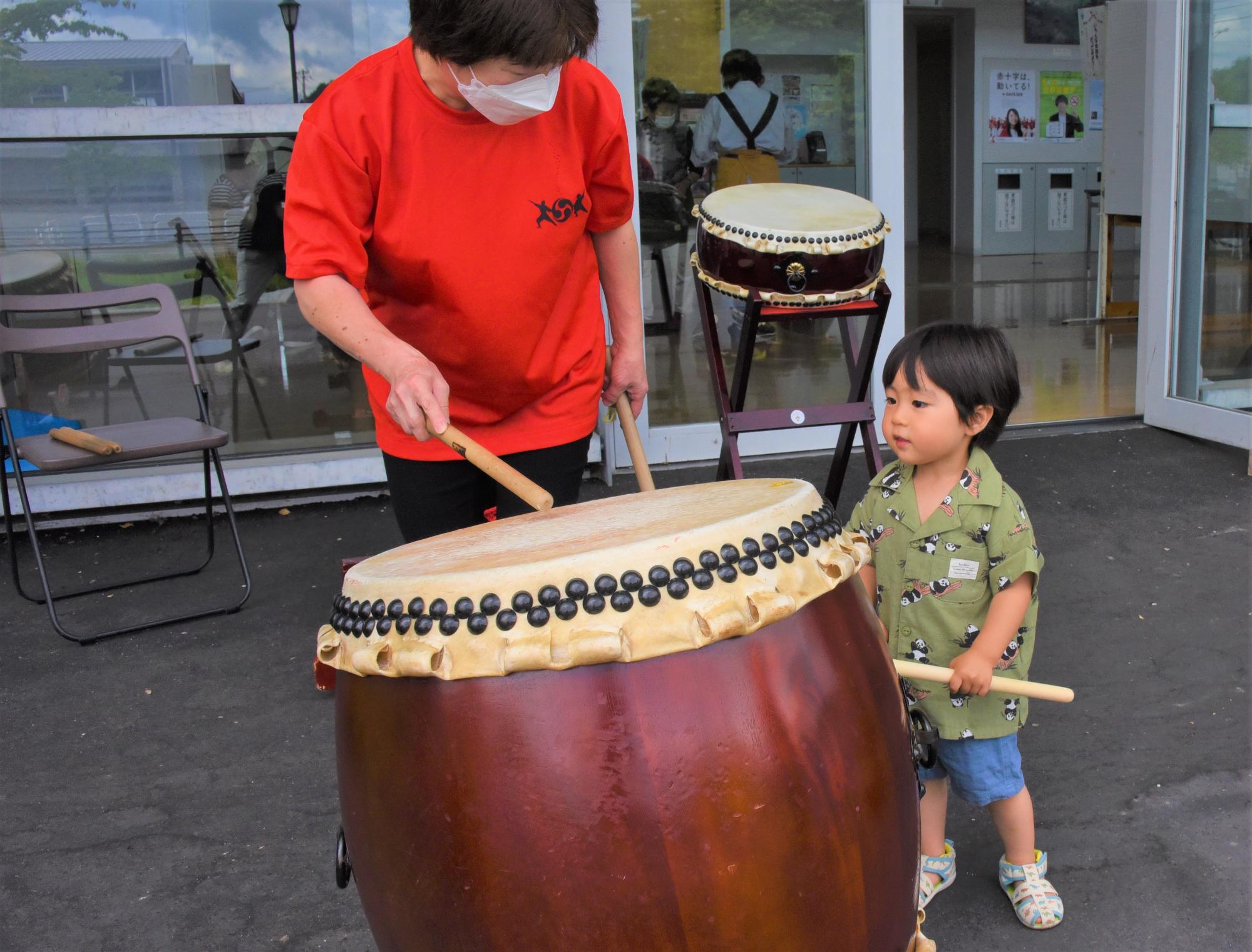 太鼓に興味津々-1
